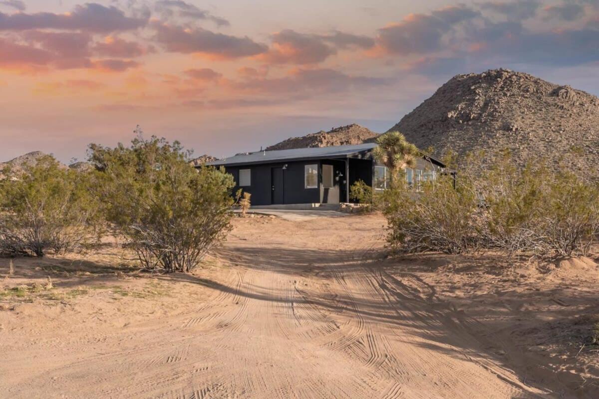 Sacred Haven L Cabin W Cowboy Pool At Park Entrance 约书亚树 外观 照片